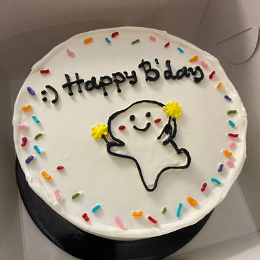 Кръгла бяла торта с рисунка на човече и надпис ':) Happy B'day'