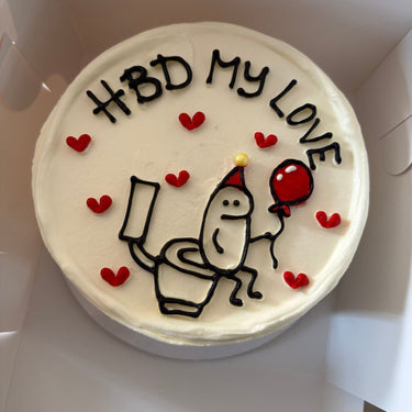 Бяла кръгла торта с рисунка и надпис 'HBD My Love'