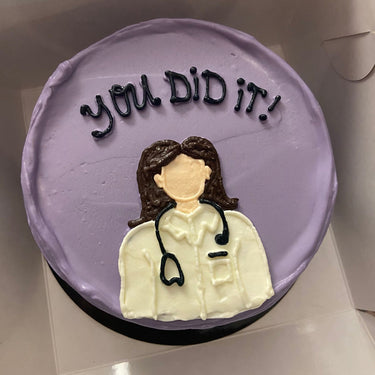 Кръгла люлякова торта с рисунка и надпис 'you DID it!' за лекар