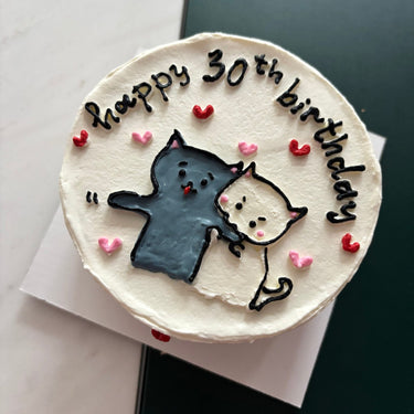 Кръгла бяла торта с рисунка на влюбени котки и надпис 'happy 30th birthday'