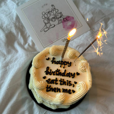 Кръгла бяла торта с кремав кант и надпис 'happy birthday eat this, then me'