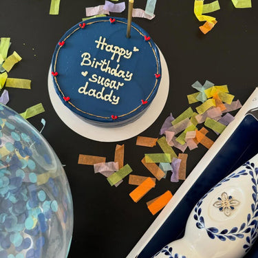 Кръгла морскосиня торта с кремав кант и златен надпис 'Happy Birthday sugar daddy'
